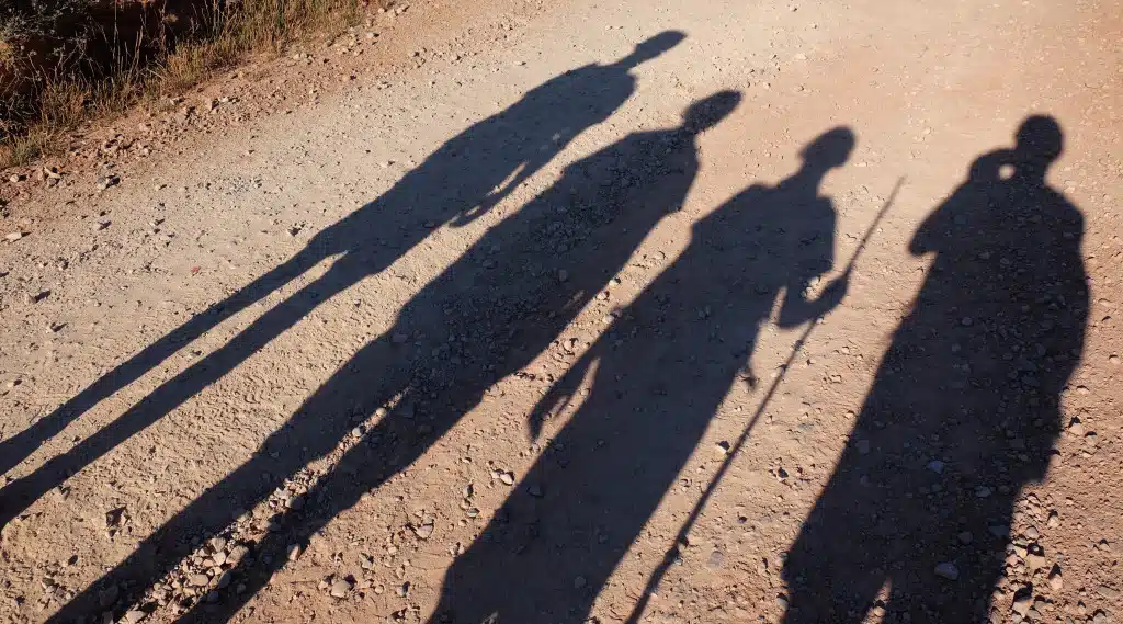 Jakobsweg Spanien 2022: Der ultimative Guide zum Pilgerweg 54 Jakobsweg mit Kindern, Schatten am morgen