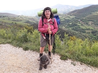 Petra mit Hund auf dem Camino
