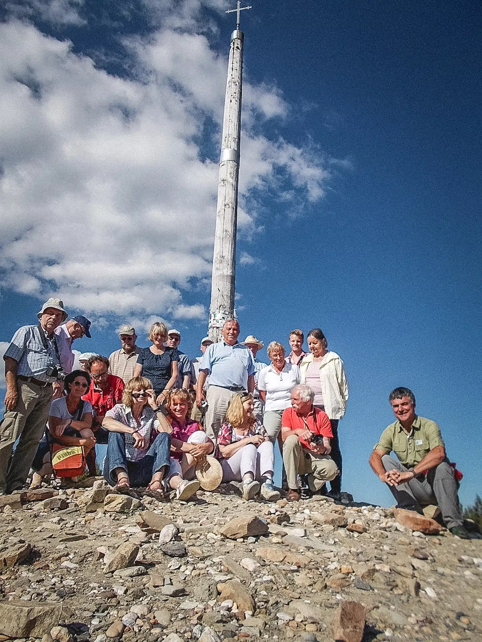 Michael Vogler mit Pilgergruppe Cruz de Ferro