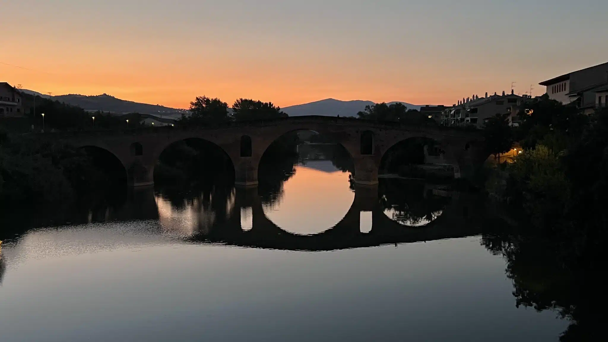 Jakobsweg Pilgern über die Brücke von Puente la REina